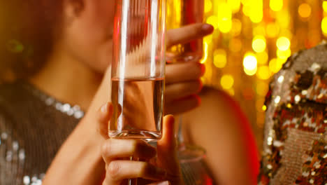 Nahaufnahme-Von-Zwei-Frauen-In-Einem-Nachtclub-Oder-Einer-Bar,-Die-Den-Alkoholkonsum-Mit-Funkelnden-Lichtern-Feiern-4